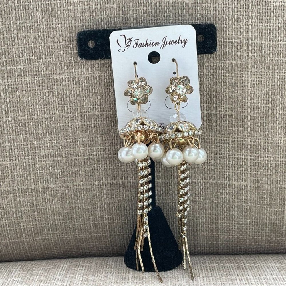 Women Earrings Faux White Pearl Clear Crystals Accent Fasion Jewelry Earrings - Picture 4 of 12